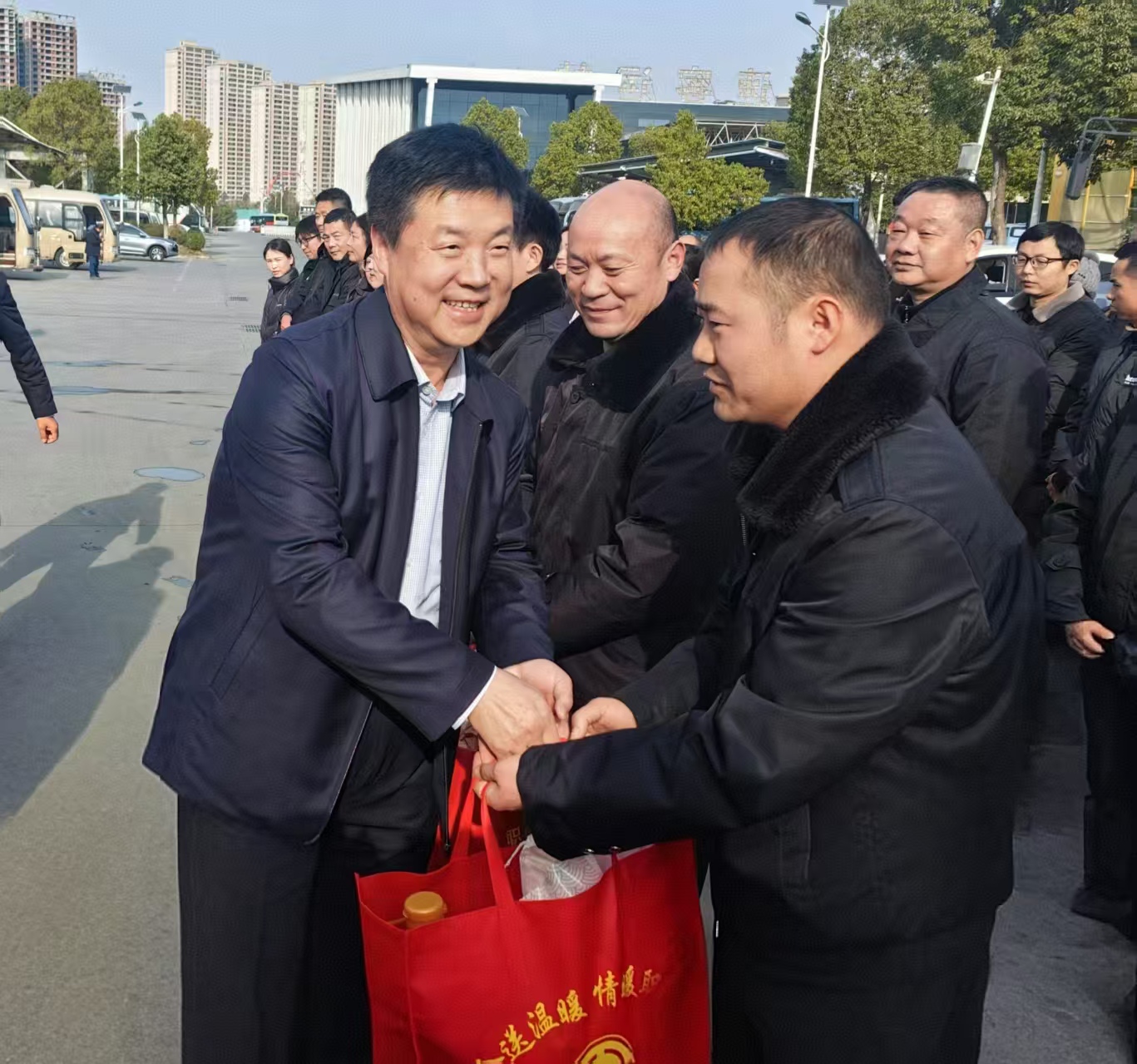 市總工會(huì )慰問(wèn)公交公司一線(xiàn)職工