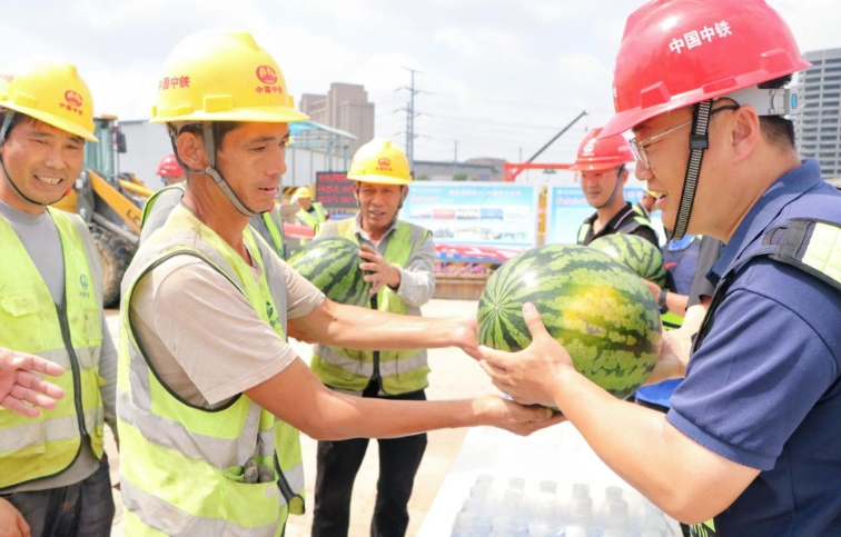 高溫酷暑送清涼 關(guān)心關(guān)愛農(nóng)民工